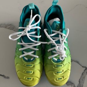 Nike Vapor Max, never worn, size 8.